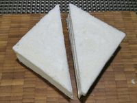 2 - Frotter les tranches de pain de mie avec l'ail. Les couper en diagonale pour obtenir des triangles, et les badigeonner au pinceau avec de l'huile d'olive (ou du beurre fondu).Disposer les tranches de pain de mie sur une plaque allant au four recouverte de papier sulfurisé, parsemer un peu de piment d'Espelette et passer au grill du four pendant quelques instants pour les dorer. Pendant ce temps battre les 4 oeufs en omelette, saler et poivrer légèrement.