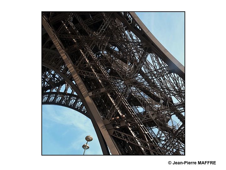 Toujours aussi jeune, la Tour Eiffel regorge de points de vues insolites qui s’offrent à un oeil attentif.