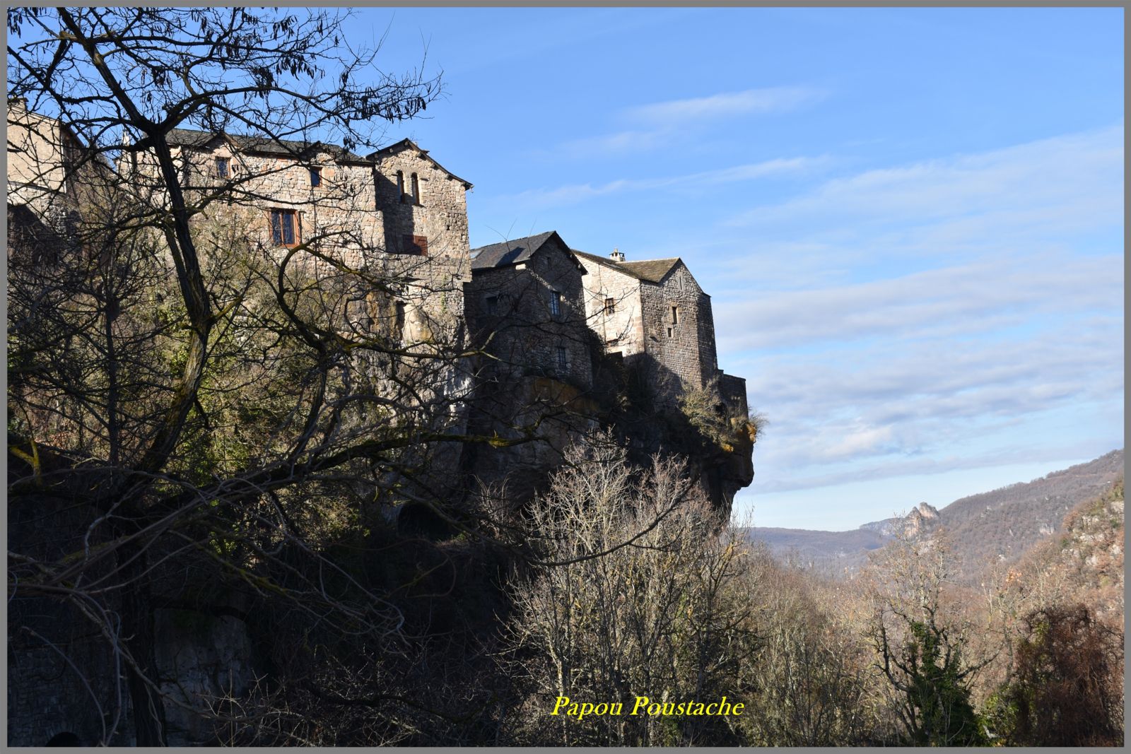 Situé dans l’Aveyron, à une trentaine de kms de Millau, Cantobre, qui fait partie de la commune de Nant, est classé parmi les plus beaux villages de France. Son nom viendrait du celte, « Canto Briga » qui signifierait Citadelle brillante.  Le village est construit sur un éperon rocheux, en calcaire dolomitique. C’est un petit village haut perché à 558 m d’altitude qui fut choisi comme poste de guet par les Gaulois puis par les Romains et qui offre une splendide vue sur la vallée .  Cantobre apparaît dans les écrits dès 1135 quand le Pape Innocent II, en élevant le monastère de Nant au rang d’abbaye, confirme l’une de ses dépendances, l’église Saint-Etienne de Cantobre.  Accroché à son éperon rocheux, sa silhouette se découpe sur le ciel, comme suspendu dans le vide. Ce village médiéval, témoin du passé templier et hospitalier, semble perdu au milieu d’une terre encore sauvage et aride, où se faufilent une centaine de mètres plus bas, la Dourbie et le Trévezel. Là-haut, les ruelles sont si étroites que la voiture est bannie ! C’est à pied, en entrant par la porte fortifiée, qu’on apprécie toute l’atmosphère du site et de la préservation d’un village de pierre de poche - quinze habitants à l’année, trente maisons .  Le village fait partie de la commune de Nant en Aveyron.