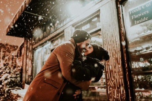 Un couple sous la neige