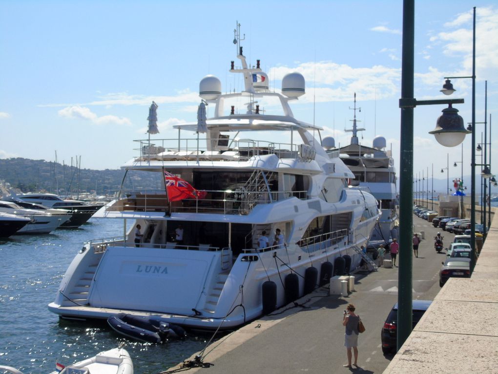 LUNA , a quai dans le port de Saint Tropez le 29 juillet 2017