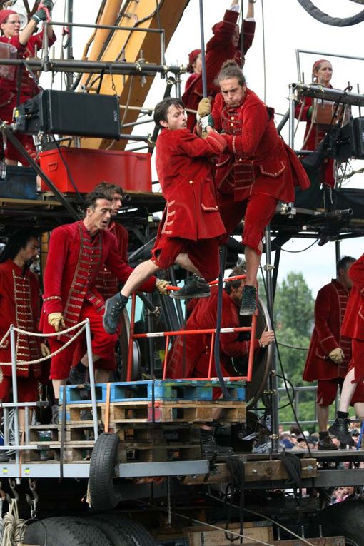 La petite géante du Titanic et le scaphandrier - Nantes 2009 Royal de Luxe - Journee 2 
