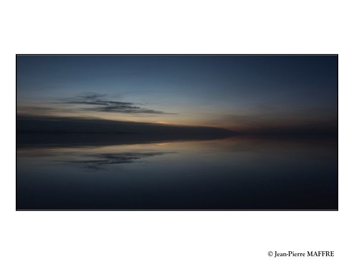 A perte de vue, l'imposante étendue blanche du Salar de Uyuni, le plus grand désert de sel au monde, offre un spectacle inoubliable lors de la saison des pluies. Sa surface de sel se transforme en un miroir géant.