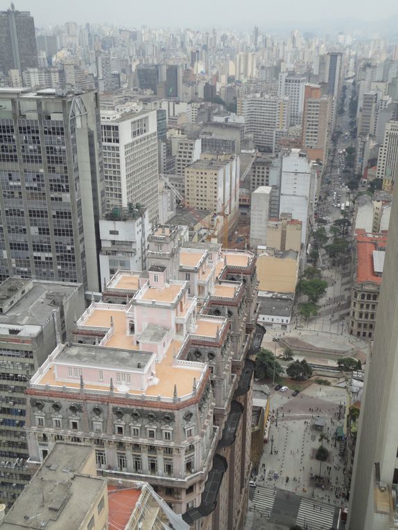 Première étape de notre voyage - Laura et moi - au Brésil.
Sampa (comprendre São Paulo) est une grande capitale internationale animée et frénétique; Manhattan do Brasil!
Nous avons été hébergés par Victor, un couch surfer super sympa.