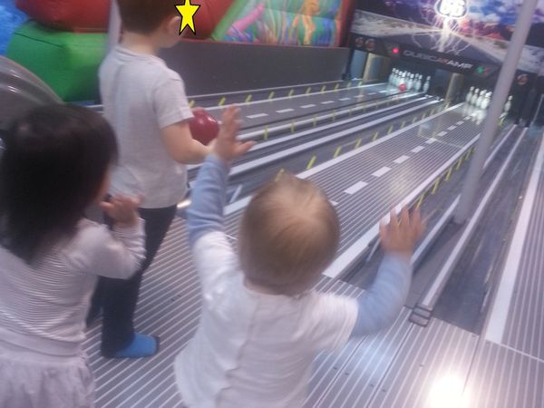 Petite partie de bowling...sous les cris et encourragements des bébés.