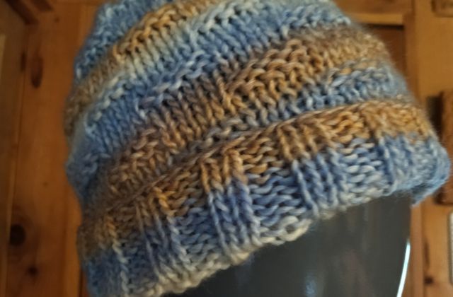 Bonnet bleu et beige