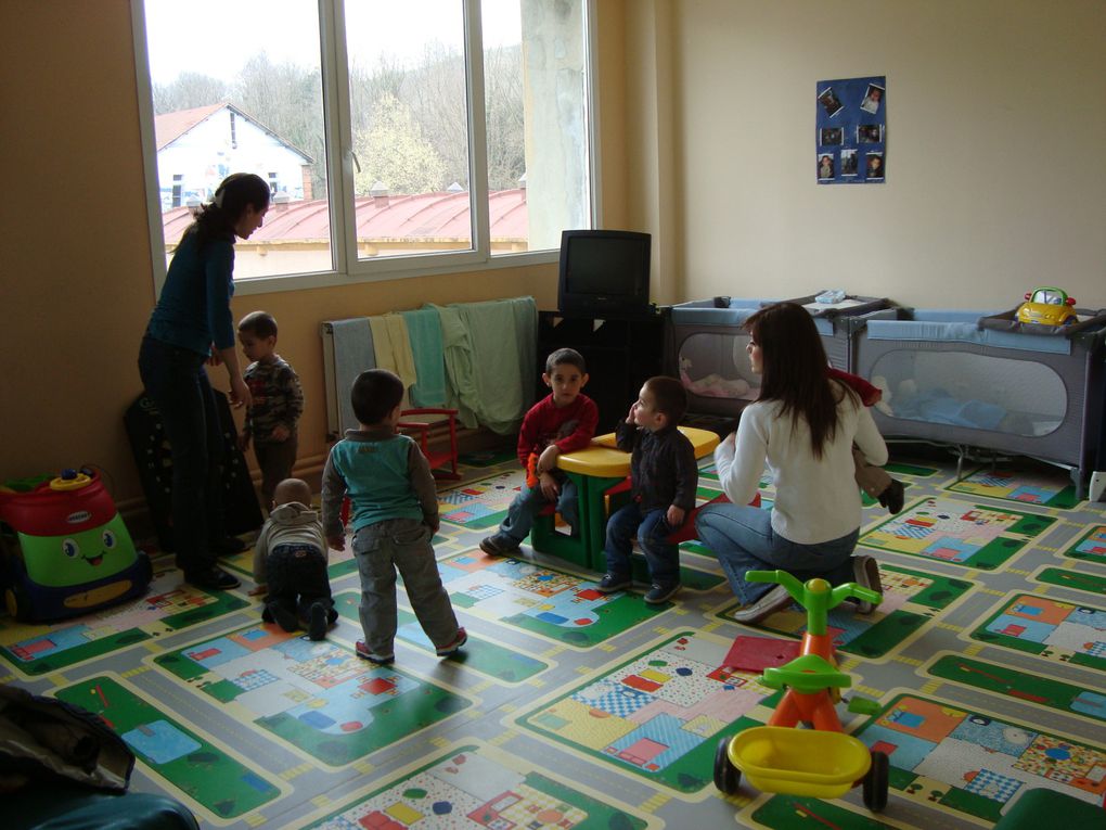 La communauté de St Etienne et sa région accueille des familles avec enfants c'est pourquoi une nurcerie a été mise en place. Chaque semaine une maman différente garde les enfants. De plus, des activités sont mises en place telles gym, ...