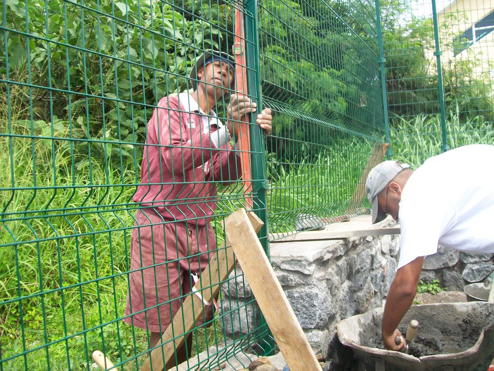 Les photos ont été prises pendant la construction du chantier "Serre pédagogique" à Bois de Nèfles ainsi qu'en salle de formation et en entretien au site du Moufia.