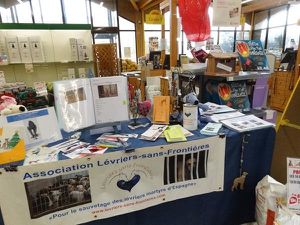 Notre stand près des caisses, un super endroit, vu par tout le monde.