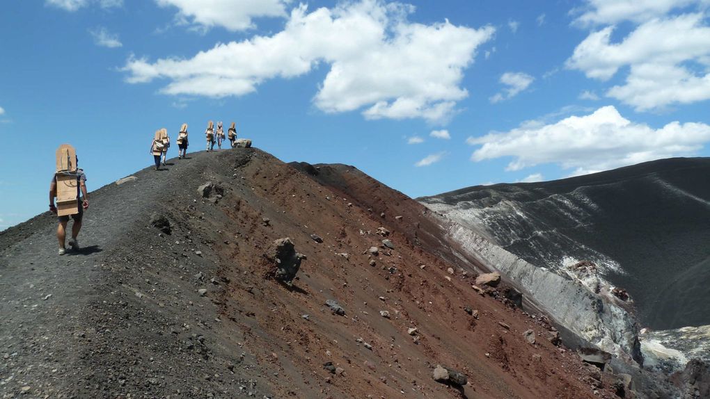 Le Cerro Negro est un des nombreux volcans qui entourent la ville de Leon, un cône parfait recouvert de sable noir. Rapide ascension à pied en 45 min avec la planche sur le dos, puis on admire la vue à 360°C au sommet - splendide!- avant de redes