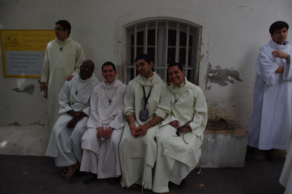 Dimanche 24 Juin 2012, Par l'imposition des mains et le don de l'Esprit Saint, Son Excellence Monseigneur Dominique Rey, évêque de Fréjus-Toulon ordonne. Pour le diaconat en vue du sacerdoce ils sont au nombre de 9. Pour le presbytérat au nombre