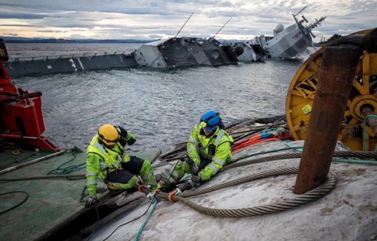 Norvège – Suite à une collision avec un pétrolier, une frégate menace de couler