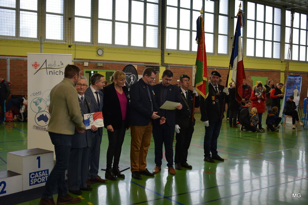 Ludovic Lebrun recevant la médaille de la jeunesse, des sports et de l’engagement associatif.