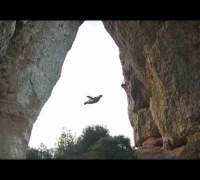 En wingsuit à travers la montagne