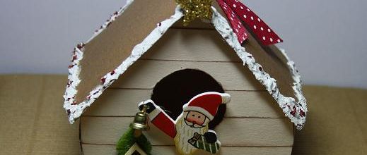 Une maisonnette et un sapin