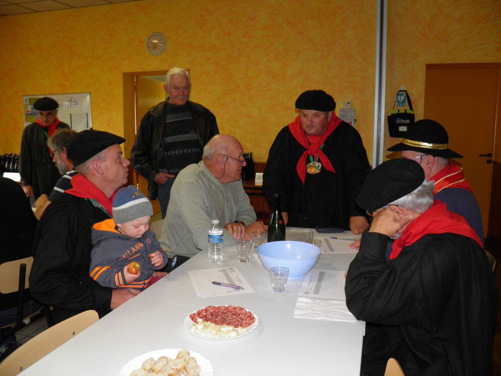 Dans la lumineuse salle des fêtes de Gesvres, le 10 mai 2014, pour la dégustation du concours cidricole.