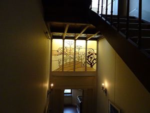 L'escalier est éclairé par un puits de lumière avec un vitrail Art Nouveau
