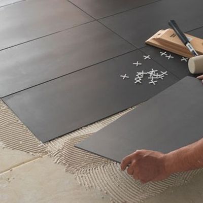 Travaillez avec un carreleur des Yvelines pour réussir vos travaux de carrelage