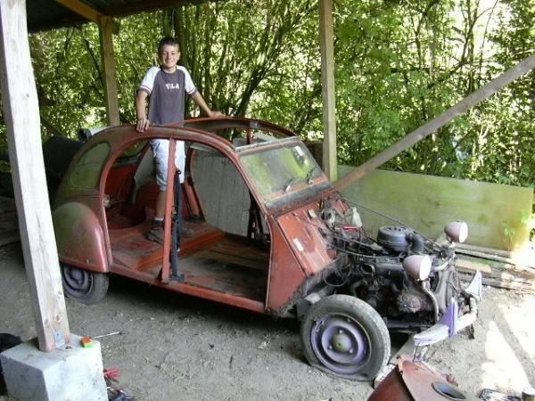 <p>Voici la première phase de la restauration : le démontage !!!</p>
<p>On peut voir l'état du chassis (notez le nid de rongeur !) et de la caisse !!!</p>
<p>Les commentaires sont les bienvenus !!! Merci.</p>
<p>Eric.</p>