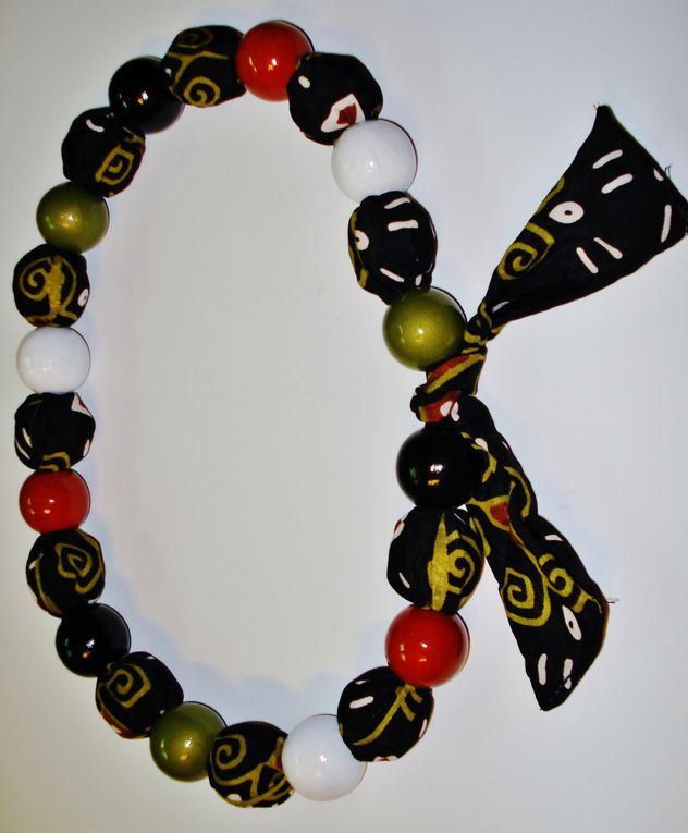Coliers,Bracelets,boucles d'oreilles en tissus et perles en bois peintent aux couleur du tissus