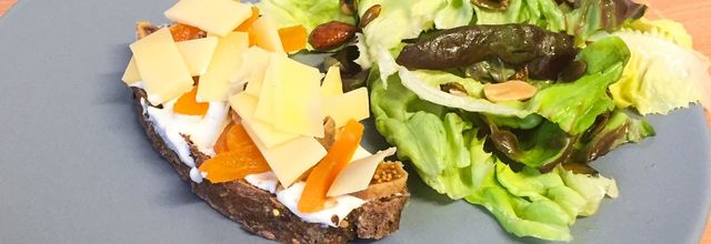 Tartines de fromage frais, fruits secs et comté
