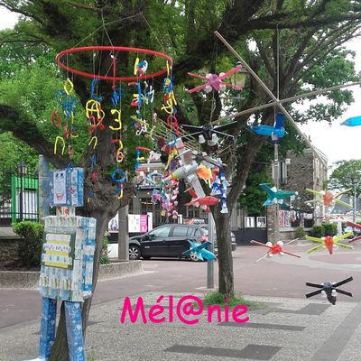 exposition de mobiles sur la place de l'école 