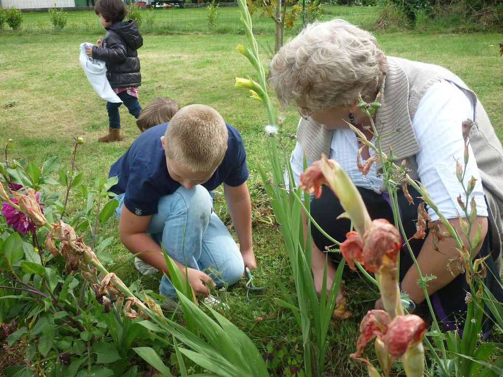 Les enfants retrouvent le jardin . 