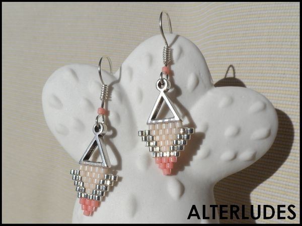 BO - Triangle - Lilou - Beige, rose et argent - Disponible - 8€