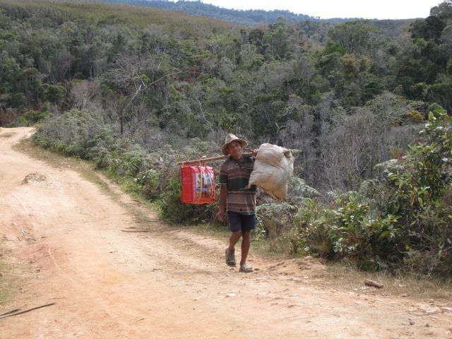 traversée des montagnes pour Andapa