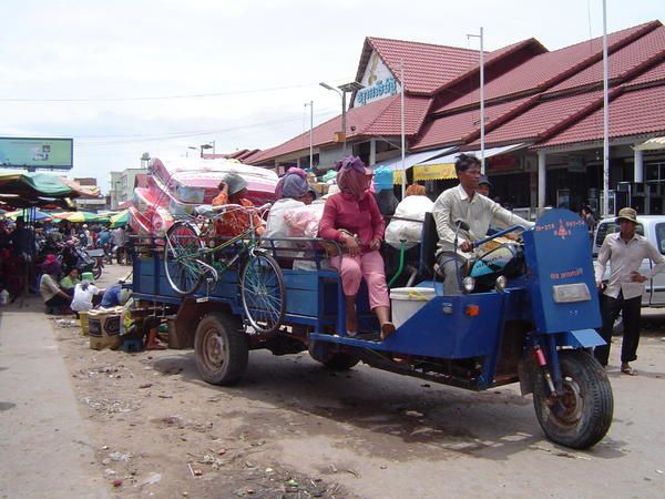 Très petit apperçu de notre été 2006 sur l'incroyable site d'angkor. Toujours les fameux marchés de Phnom Penh.Enfin Sihanoukville et ses plages desertes.