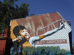 Mateo produit aussi de nombreuses murales à Montréal. On retrouve ses fresques en Europe, en Amérique du Nord et en Amérique latine.
