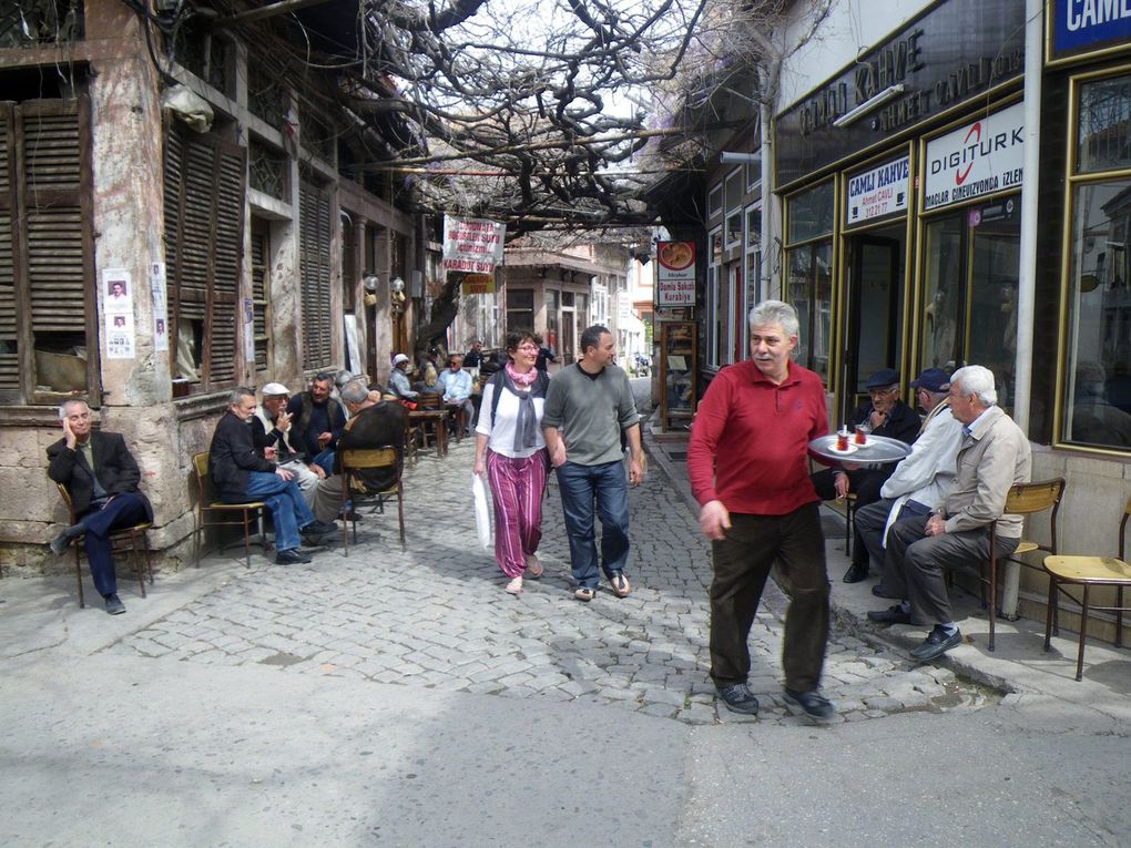 Arrivée toute aussi tranquille sur Ayvalik. Flânerie le long du front de mer, particulièrement animé en cette période d'élections municipales, ou dans l'ancien village grec qui tombe lentement en ruine depuis les grands déplacements de population ayant suivi la création de l'Etat turc...