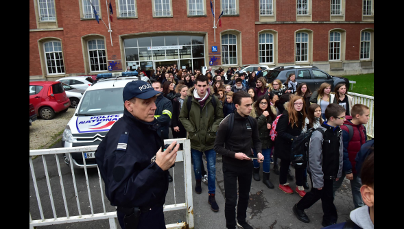 Nouvelles menaces dans des lycées parisiens, lyonnais et en Australie