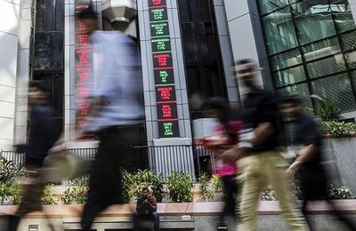 Sensex falls as rupee slides, oil jumps; SBI, ICICI Bank stocks down
