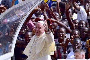 Ouganda: le pape François accueilli par une jeunesse enthousiaste