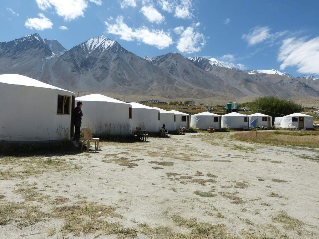 un petit groupe de 7 personnes part pour un treck au Zanskar, une étape au village de Sking 