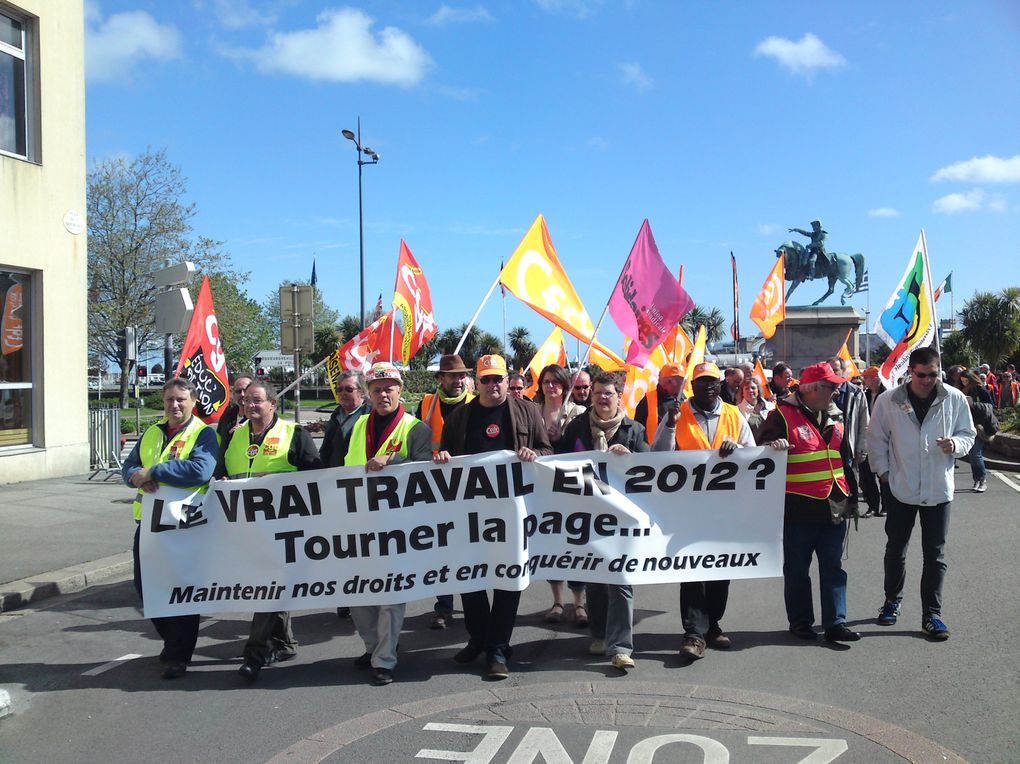 4000 manifetants sous un beau soleil pour manifester la solidarité entre les travailleurs.