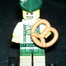 8833 - Minifig 03 : Le tyrolien / Lederhosen Guy