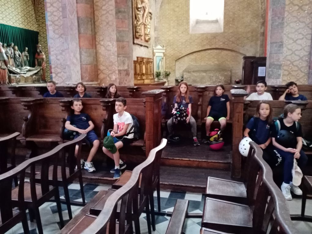 Visite d'une exposition dans l'église Saint Jacques; découverte de l'abbaye et du cloître; découverte du travail d'un souffleur de verre.