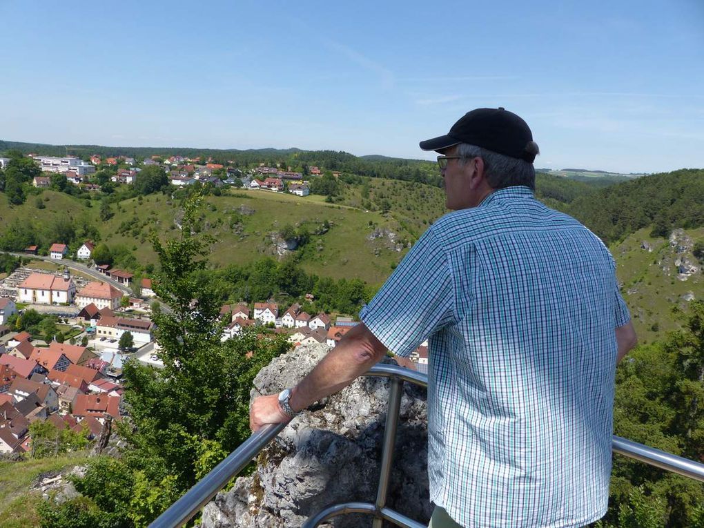 Dieser grandiose Ausblick auf das idyllisch und bizarr eingebettete Felsenstädtchen Pottenstein im Herzen der Fränkischen Schweiz bot sich nach dem Aufstieg auf die Plattform oberhalb der Burg.