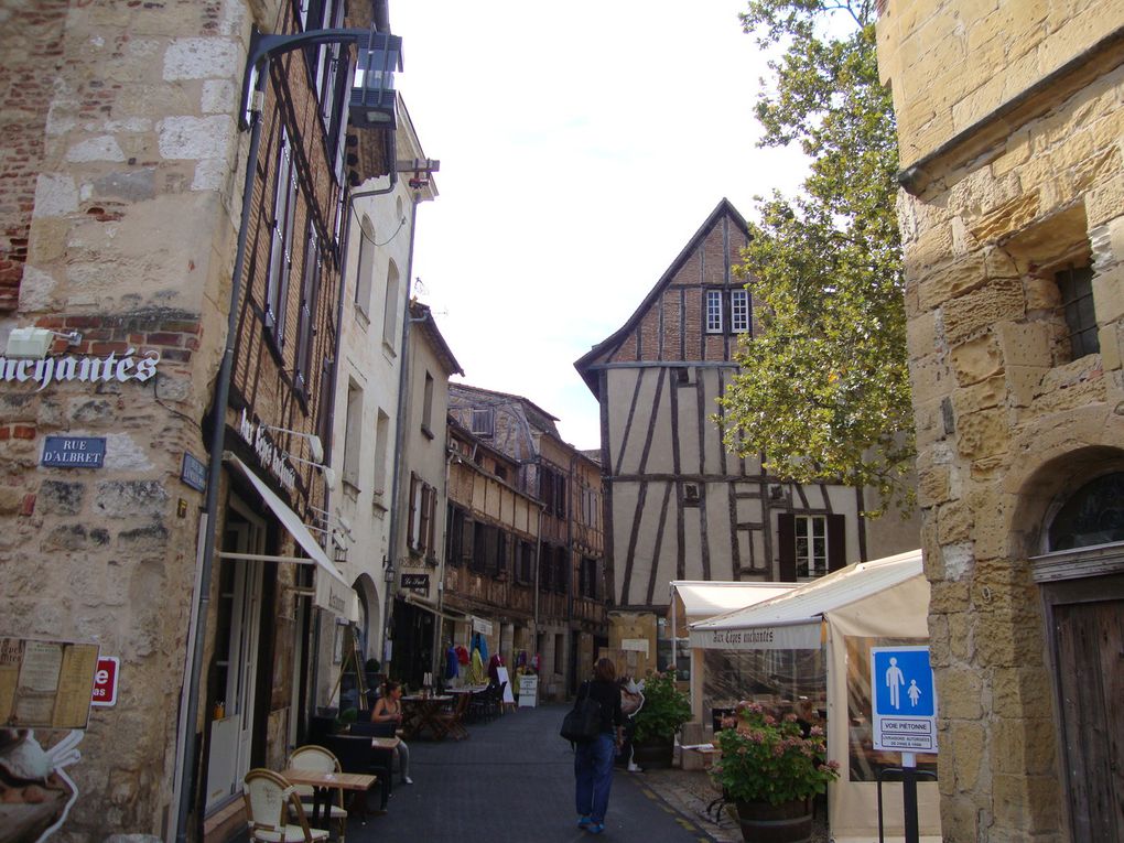 Visite guidée et commentée de la vieille ville de Bergerac. Visite du musée du tabac. Certaine photos date d'un précédent voyage.Repas sur le bord de la Dordogne.