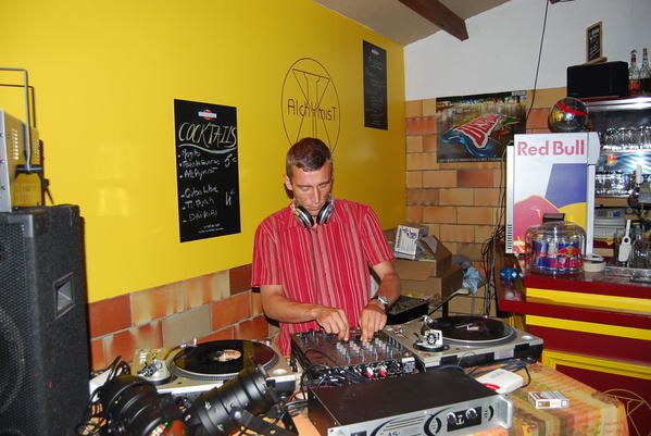 RETROUVEZ TOUTE LES PHOTOS DE LA TOURNEE DANS LES BARS ET DISCOTHEQUES SUR LA COTE ATLANTIQUE DE DJ SKAN,DJ STEFANE ET DJ FAITH POUR LA SAISON 2008 !!!!
ATTENTION, GROSSES SOIREES, BONNE AMBIANCE ET JOLIES FILLES A L'INTERIEURS... 