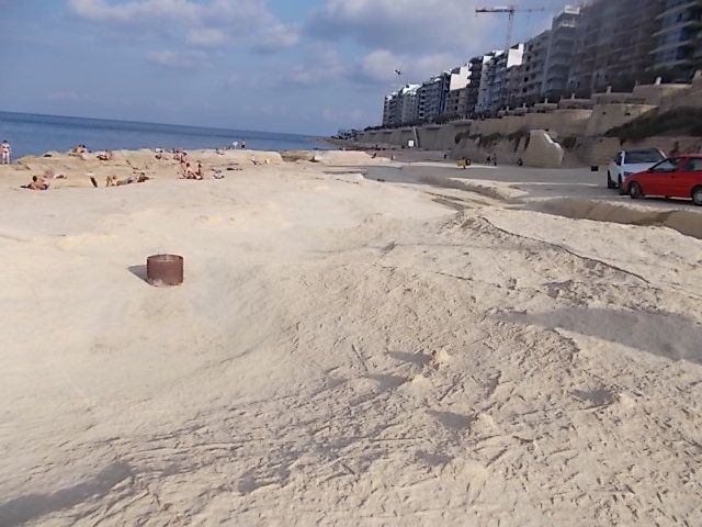 la baie de San Julian en allant vers la Valette, la capitale, Malte une femme est présidente,  c 'est la plus grande densité de population de l 'Europe, 450000 h pour 316 km²