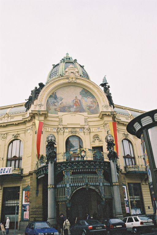 le chateau de Prague, la cathédrale St Guy, la basilique St Georges, la tour poudrière le pont St Charles et les tours du pont de Mala Strana petit coté et de la vielle ville,la place de la vielle vielle ainsi que l'horloge astronomique de l'hôte