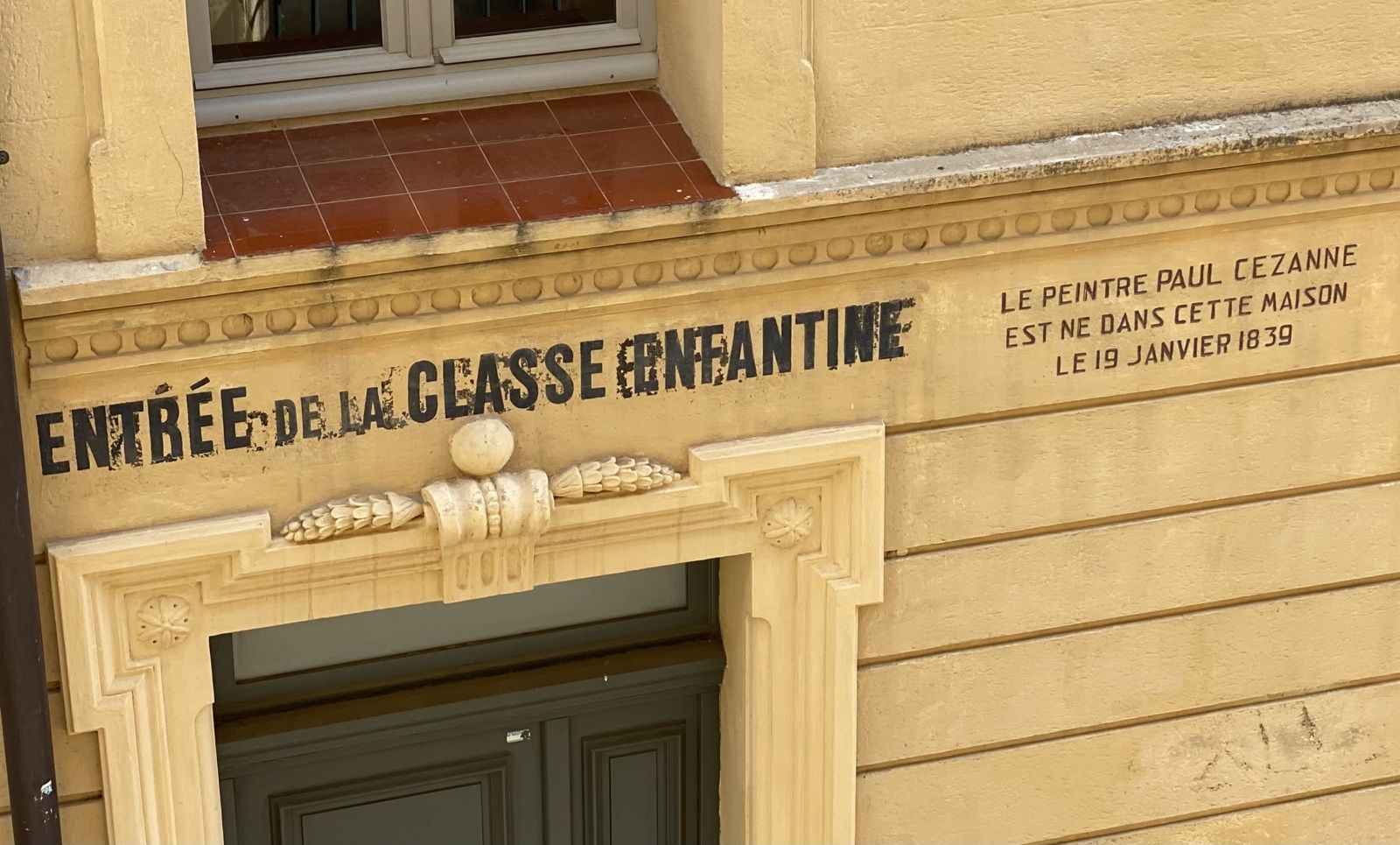 Dans la maison de paul Cezanne, livraison d'une paire de Eames cassés et réparés.