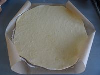 Etalez votre pâte sur une feuille de papier sulfurisé un peu fariné. Placez votre pâte dans un moule à tarte puis coupez le surplus. Formez des gros bords. 