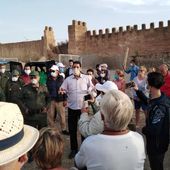 Maroc: les camping-caristes confinés sur l'aire de Taroudant ont reçu des cadeaux des commerçants locaux