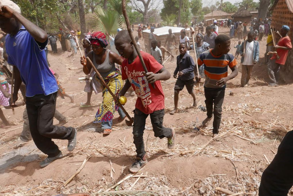 Lors de mon voyage en février 2019, j'ai pu assister à des funérailles festives. L'habitant de Samaragou ayant vécu très vieux, il a eu droit à des cérémonies durant une journée entière (chasse, danses, repas...).   