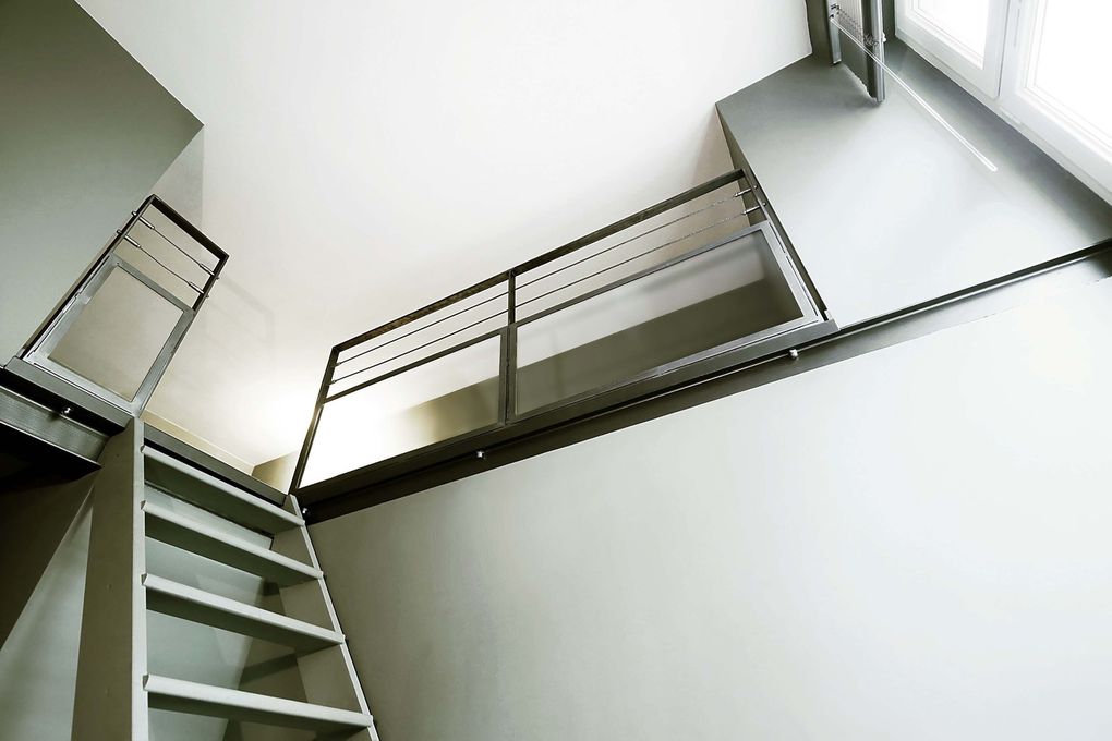 Dans deux des chambres, les escaliers d'accès aux mezzanines servent de rangements. Chaque chambre a également un placard d'au moins un mètre sous les mezzanines.