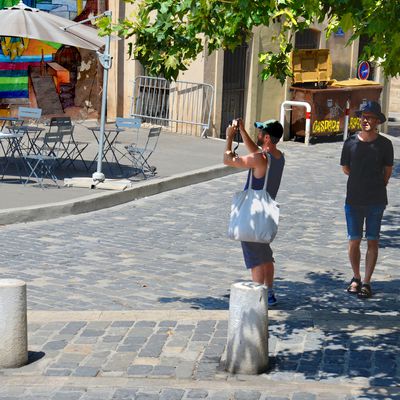 Le Panier, Marseille : Street Art et chapeaux assortis 🧢🌞🌈 - Street Art and matching hats 🧢🌞🌈  #StaySafe #WearAMask #SortezCouverts #MasqueObligatoire #Coronavirus #RedZone #ZoneRouge #SecondWave #DeuxièmeVague 😷 (10/02/2020, actualisé le 26/08/2020)